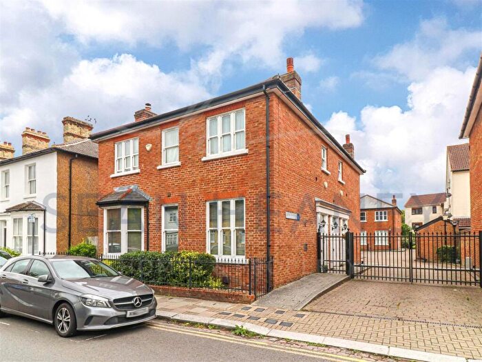 2 Bedroom Apartment For Sale In Leinster Mews, Barnet, EN5