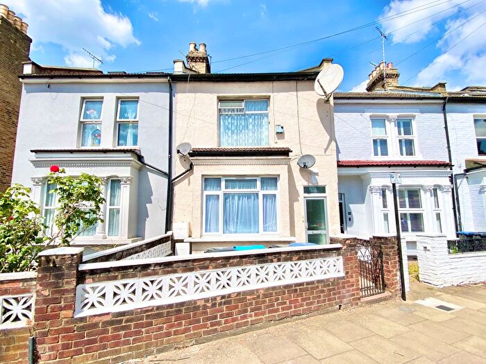 3 Bedroom Terraced House For Sale In Whittington Road, Bowes Park, N22