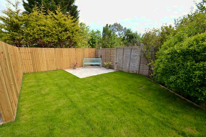 2 Bedroom Flat To Rent In Broadstone, BH18