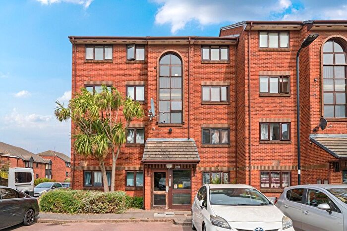 2 Bedroom Flat For Sale In Cotton Avenue, Acton, London, W3