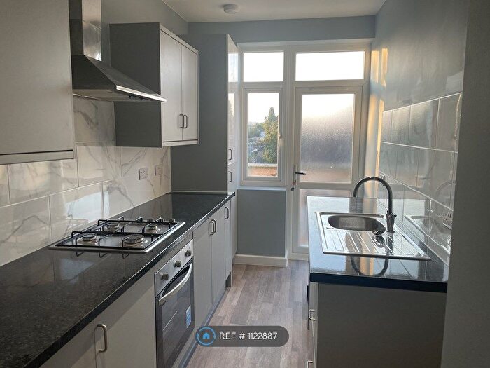 2 Bedroom Flat To Rent In Watling Avenue, Edgware, HA8