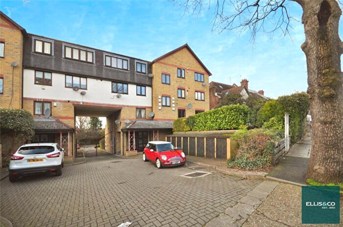 3 Bedroom Apartment To Rent In Nether Street, Finchley, London, N12