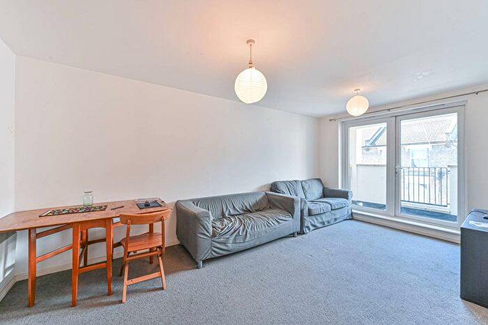 2 Bedroom Flat To Rent In Morrish Road, Brixton, London, SW2