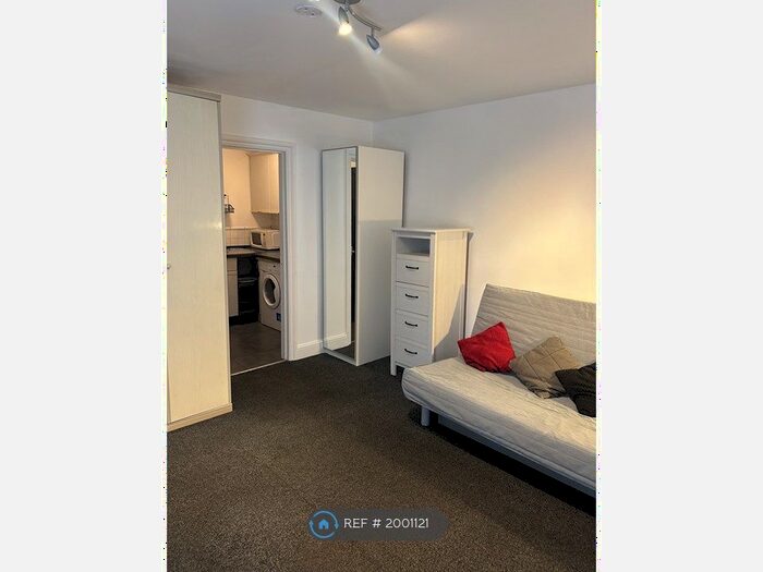 Studio To Rent In Willesden Lane, London, NW2