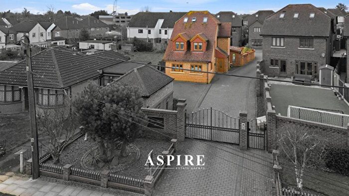 4 Bedroom Detached House For Sale In Silver Birch Mews, Upminster, RM14