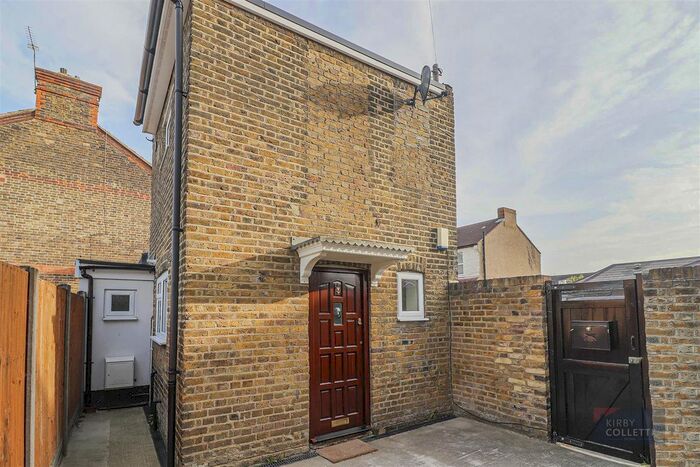 1 Bedroom Mews To Rent In Lincoln Road, Enfield, London, EN3