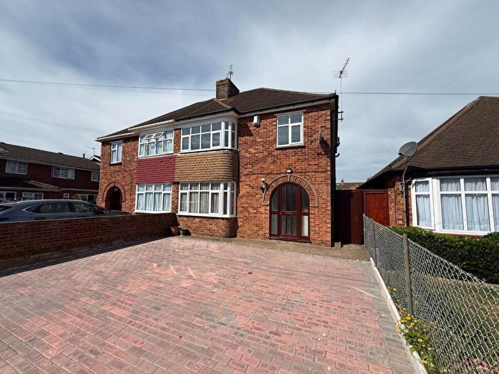 3 Bedroom Semi Detached House To Rent In Bletchley, MK2