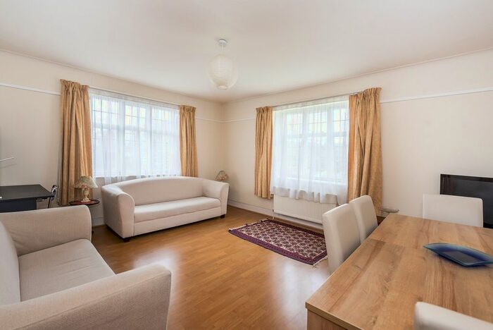 3 Bedroom Flat To Rent In Queens Drive, London, W3