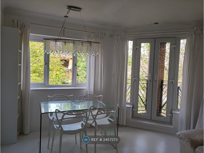 2 Bedroom Flat To Rent In Brunswick Quay, London, SE16