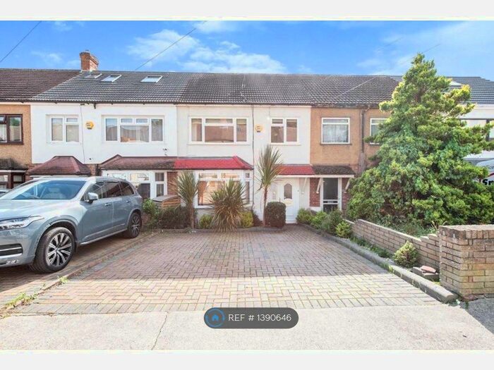 3 Bedroom Terraced House To Rent In Ashvale Gardens, Romford, RM5