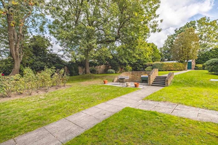 2 Bedroom Apartment For Sale In Wexham Road, Wexham, Slough, SL2
