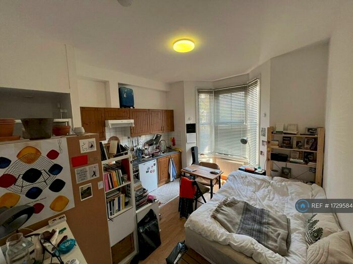 Studio To Rent In Crayford Road, London, N7