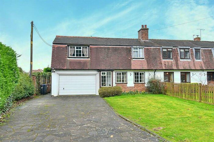 3 Bedroom Semi-Detached House For Sale In Epping Green, Hertford, SG13