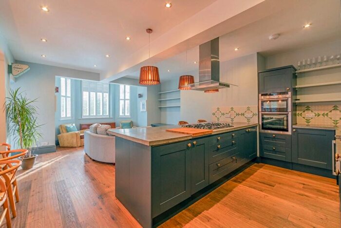 3 Bedroom Apartment To Rent In Newcastle Drive, Nottingham, NG7