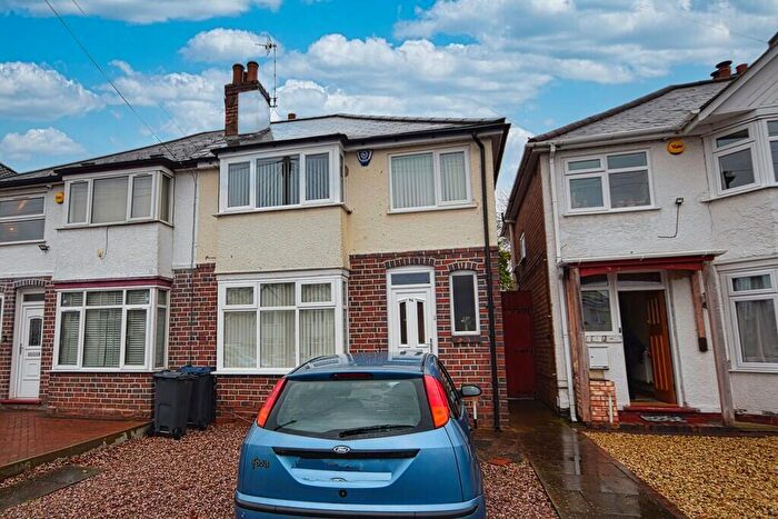 3 Bedroom Semi Detached House For Sale In Baldwins Lane, Hall Green, Birmingham, West Midlands, B28