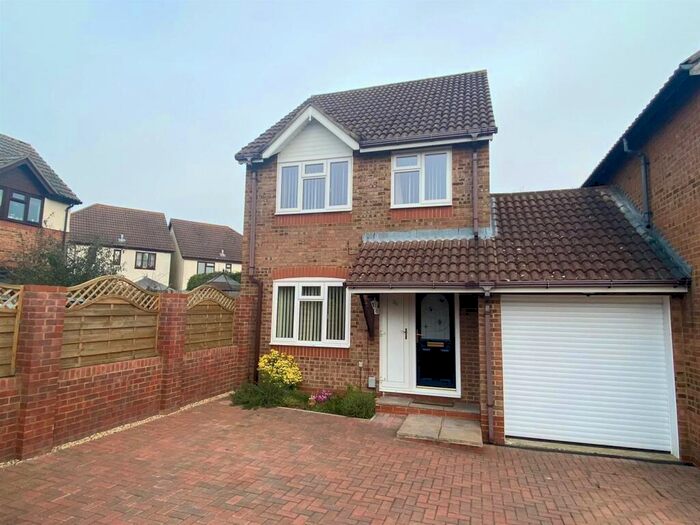 3 Bedroom Link Detached House To Rent In Swallowfields, Andover, SP10