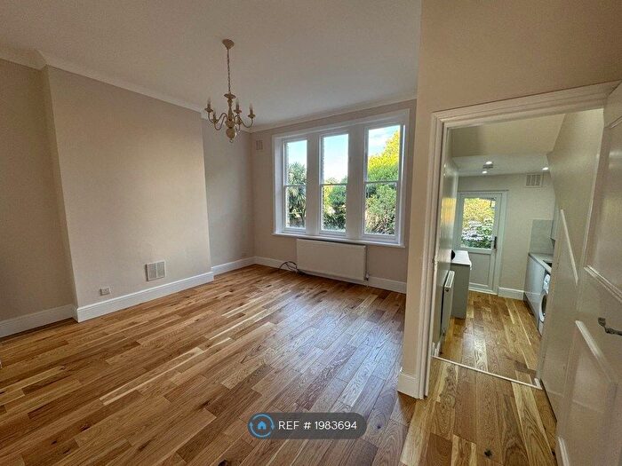 1 Bedroom Flat To Rent In South Lambeth Road, London, SW8