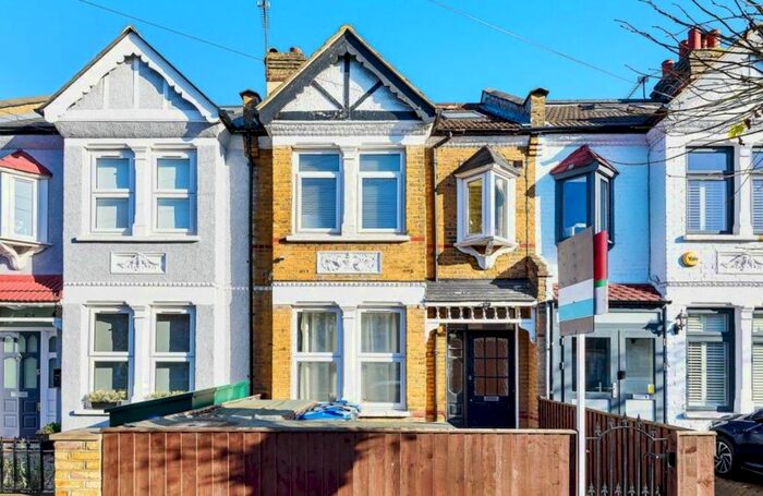 2 Bedroom Flat To Rent In Carlton Park Avenue, London, SW20