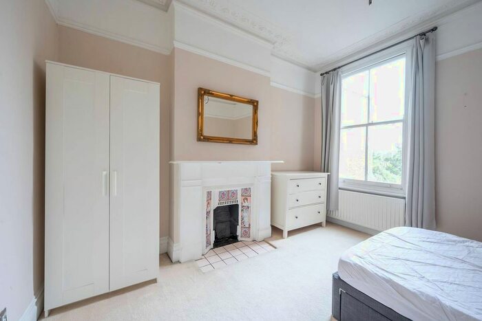 2 Bedroom Flat To Rent In Woodside, Wimbledon, London, SW19