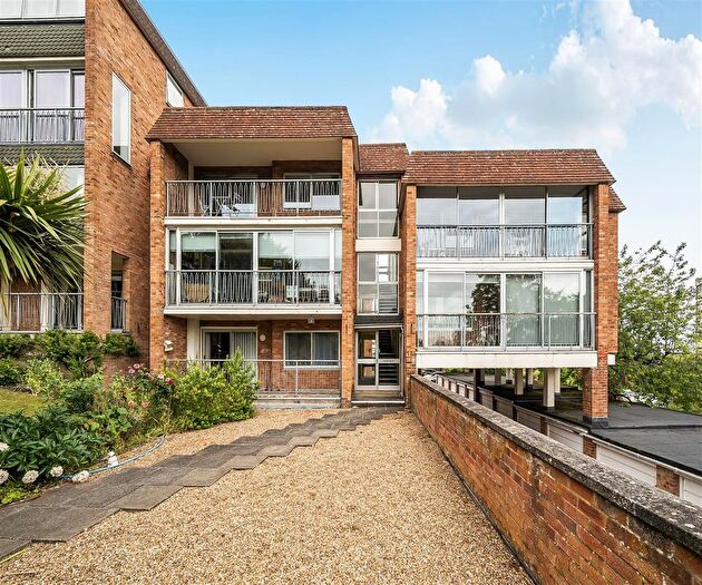 2 Bedroom Flat For Sale In The Mount, Guildford, GU2