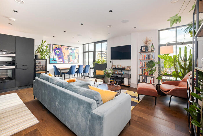 2 Bedroom Flat For Sale In Bracklyn Street, London, N1