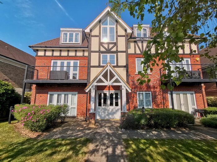 1 Bedroom Flat To Rent In Royal Court, Holders Hill Road, NW7