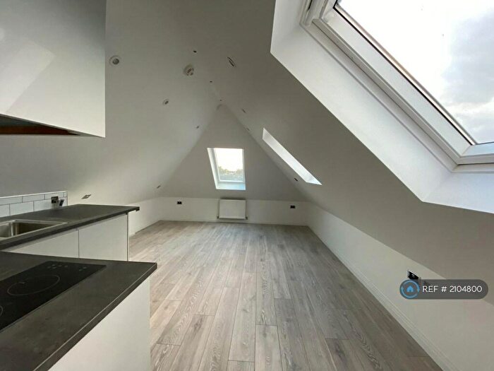 Studio To Rent In Friern Park, London, N12