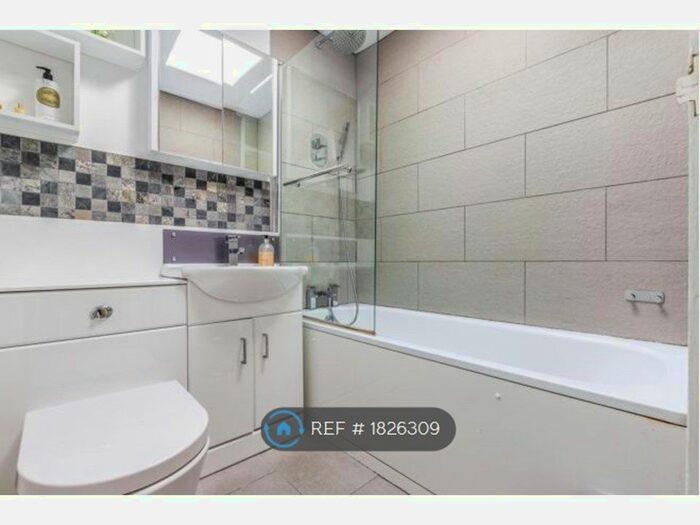 2 Bedroom Flat To Rent In Bloomsbury Close, London, W5