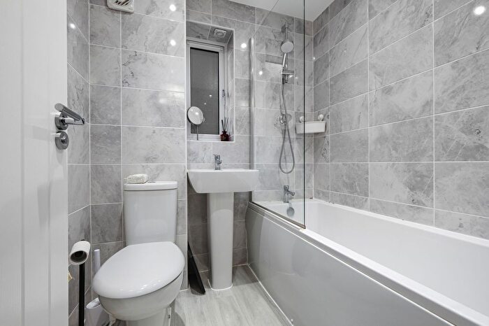 3 Bedroom End Of Terrace House For Sale In Handford Crescent, Shirley, B90
