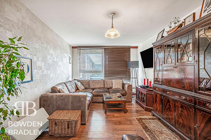 1 Bedroom Flat For Sale In Henrys Walk, Hainault, IG6