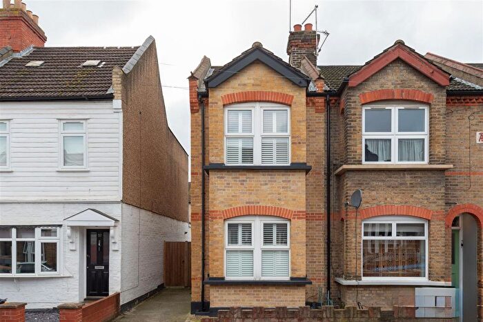 2 Bedroom Property For Sale In Stanley Road, Chingford, E4