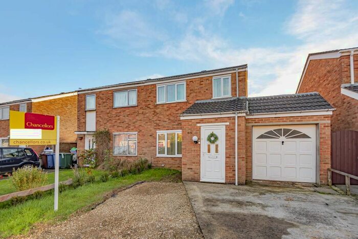 3 Bedroom Semi-Detached House To Rent In Huxley Close, Bicester, OX26