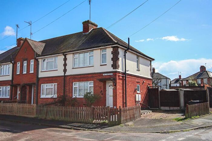 3 Bedroom End Of Terrace House For Sale In The Crescent, Rushden, NN10