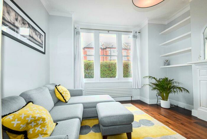 2 Bedroom Flat To Rent In Hazelbourne Road, London, SW12
