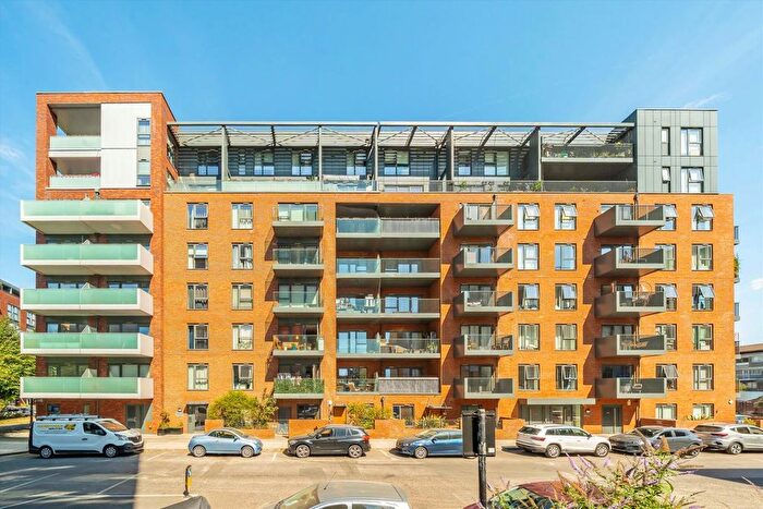 2 Bedroom Flat For Sale In Singapore Road, Northfields, W13