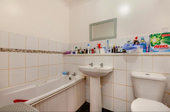 1 Bedroom Flat To Rent In Hallywell Crescent, London, E6