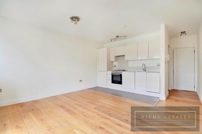 1 Bedroom Flat To Rent In Hendon Lane, London, N3