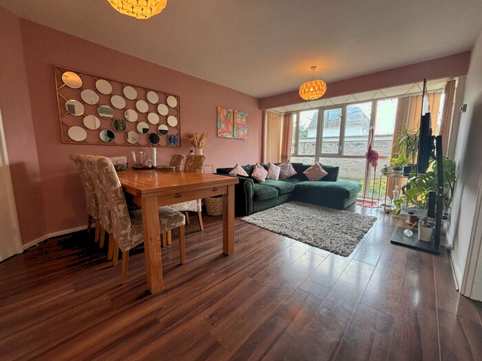 Flat To Rent In Forres House, Brentwood, CM14