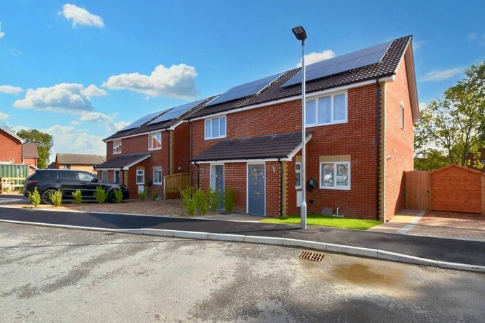 3 Bedroom Semi-Detached House To Rent In Alvington Manor View, Newport, PO30