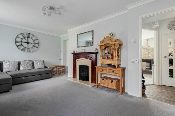 2 Bedroom Flat To Rent In Simmons Close, London, N20