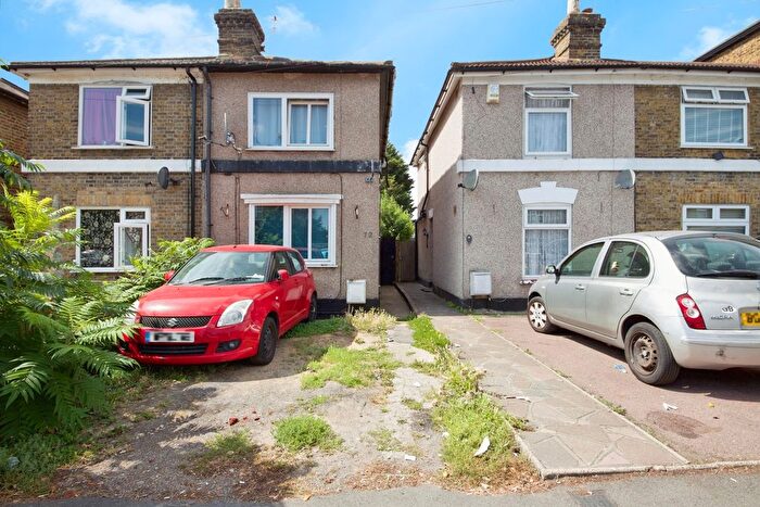 3 Bedroom Semi-Detached House For Sale In Albert Road, Romford, RM1