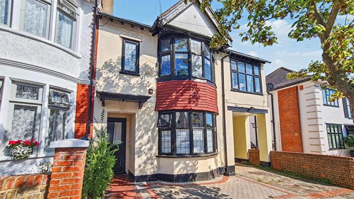 2 Bedroom Flat For Sale In Highcliff Drive, Leigh-On-Sea, SS9