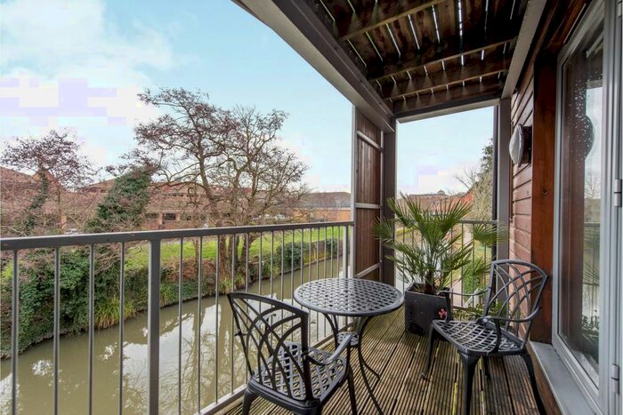 2 Bedroom Apartment To Rent In Walnut Tree Close, Guildford, GU1