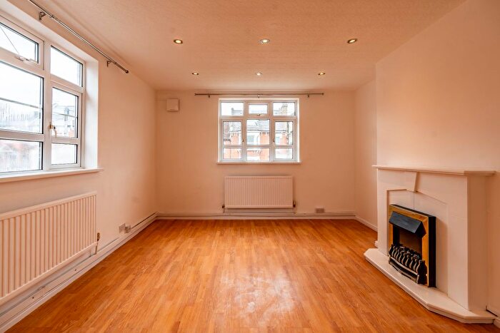 2 Bedroom Flat For Sale In Beaconsfield Road, London, N11