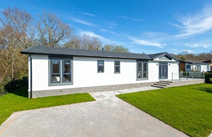 2 Bedroom Mobile/park Home For Sale In Benham Lane, Riseley, Reading, RG7