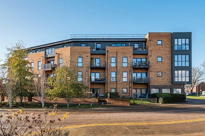 2 Bedroom Flat For Sale In Dyson Drive, Uxbridge, UB10