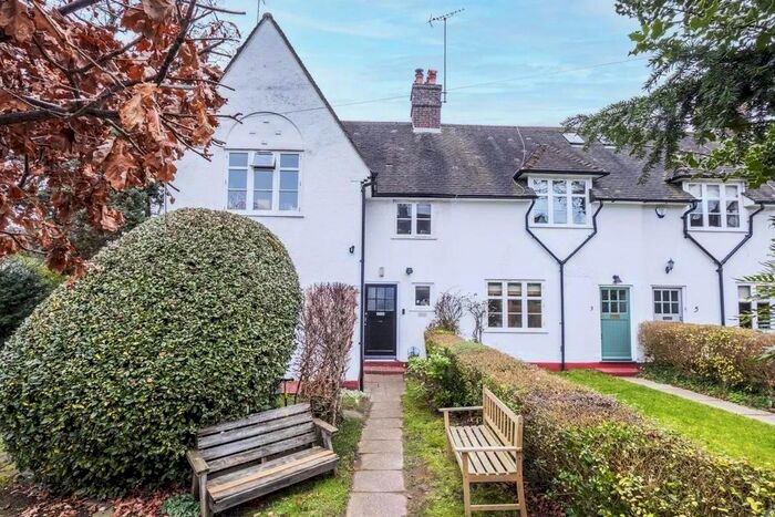 2 Bedroom Property To Rent In Wordsworth Walk, London, NW11