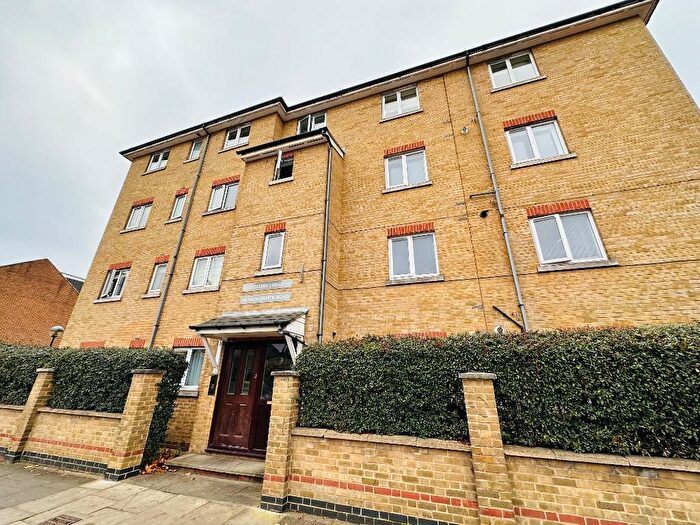 2 Bedroom Flat To Rent In Manchester Road, Isle Of Dogs, London, E14