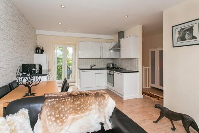 2 Bedroom Flat To Rent In Sistova Road London, SW12