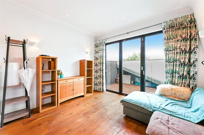 2 Bedroom Apartment To Rent In Latchmere Road, London, SW11